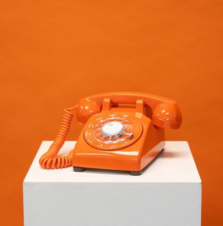 Pomarańczowy telefon